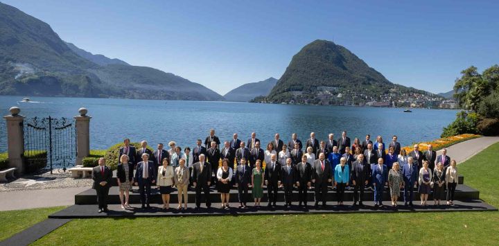 Los participantes posan para la foto grupal oficial de clausura durante la Conferencia de Recuperación de Ucrania URC, en Lugano. MICHAEL BUHOLZER / KEYSTONE / AFP.