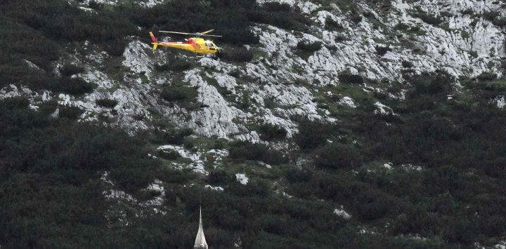 Un helicóptero transporta tubos con sensores remotos para monitorear el glaciar Marmolada. Ocho personas resultaron heridas y otras 14 fueron reportadas como desaparecidas. Tiziana FABI /AFP.