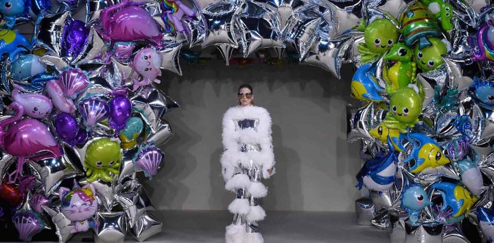 Una modelo presenta una creación para la colección Otoño Invierno 2022-2023 de Giambattista Valli Women's Haute Couture durante un desfile de moda como parte de la Semana de la Moda en París. JULIEN DE ROSA / AFP.