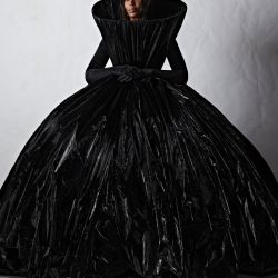 Balenciaga presentó su colección de alta costura con Nicole Kidman, Kim Kardashian y Naomi Campbell como musas