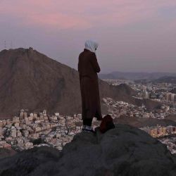 Un peregrino musulmán contempla la ciudad sagrada de La Meca desde lo alto de Jabal al-Noor o 'Montaña de la Luz'. Christina ASSI / AFP. | Foto:AFP