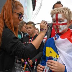 Un joven aficionado de Inglaterra se pinta la cara cuando llega al partido de fútbol del Grupo A de la Eurocopa Femenina de la UEFA 2022 entre Inglaterra y Austria en Old Trafford en Manchester, noroeste de Inglaterra. MIHAILESCU / AFP. | Foto:AFP