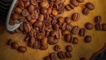 ¿Qué beneficios tiene la cafeína en la cosmética?