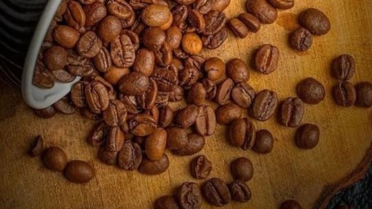 ¿Qué beneficios tiene la cafeína en la cosmética? 