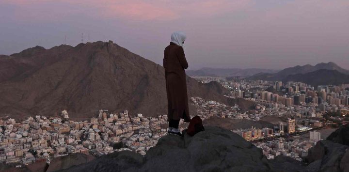 Un peregrino musulmán contempla la ciudad sagrada de La Meca desde lo alto de Jabal al-Noor o 'Montaña de la Luz'. Christina ASSI / AFP.