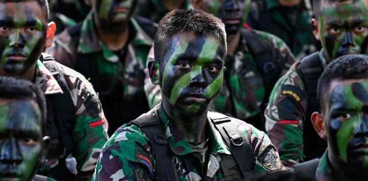 Soldados del comando militar de Iskandar Muda asisten a una sesión informativa después de un ejercicio militar de fuerzas multitarea en Jantho, provincia de Aceh. CHAIDEER MAHYUDDIN / AFP.
