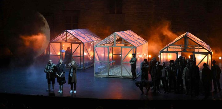 Los actores actúan durante el ensayo general de la obra Le Moine noir (El monje negro de Anton Chekhov) del director ruso Kirill Serebrennikov antes del comienzo del Festival Internacional de Teatro de Avignon en Avignon. Nicolás TUCAT / AFP.