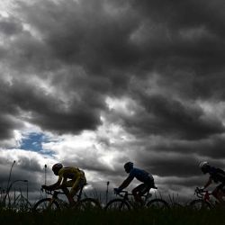 Las nubes de arca se forman en lo alto mientras los ciclistas pedalean en una escapada la 109ª edición de la carrera ciclista del Tour de Francia, 219,9 km entre Binche en Bélgica y Longwy en el norte de Francia. Marco BERTORELLO / AFP. | Foto:afp