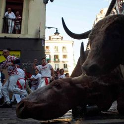 Los participantes corren delante de los toros durante el "encierro" de las fiestas de San Fermín en Pamplona. MIGUEL RIOPA / AFP. | Foto:AFP