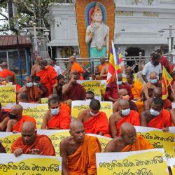 Los monjes budistas nacionalistas de Sri Lanka se manifiestan en Colombo, denunciando la renuncia del presidente de Sri Lanka, Gotabaya Rajapaksa, por la actual crisis económica del país. AFP. | Foto:AFP