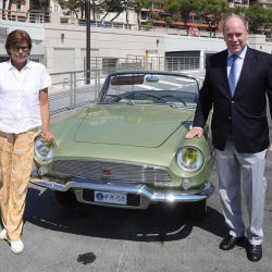 El Príncipe Alberto II de Mónaco y la Princesa Estefanía de Mónaco llegan para la inauguración del nuevo museo que alberga la colección de automóviles privados del Príncipe de Mónaco, en Mónaco. Valery HACHE / AFP. | Foto:AFP