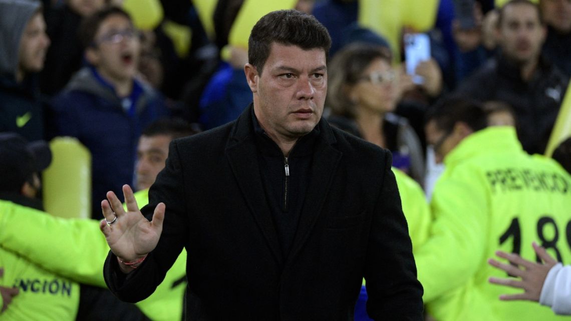 Boca Juniors (ex-)coach Sebastián Battaglia gestures during the Copa Libertadores football tournament round of 16 second-leg match between Boca and Brazil's Corinthians at La Bombonera stadium in Buenos Aires on July 5, 2022.