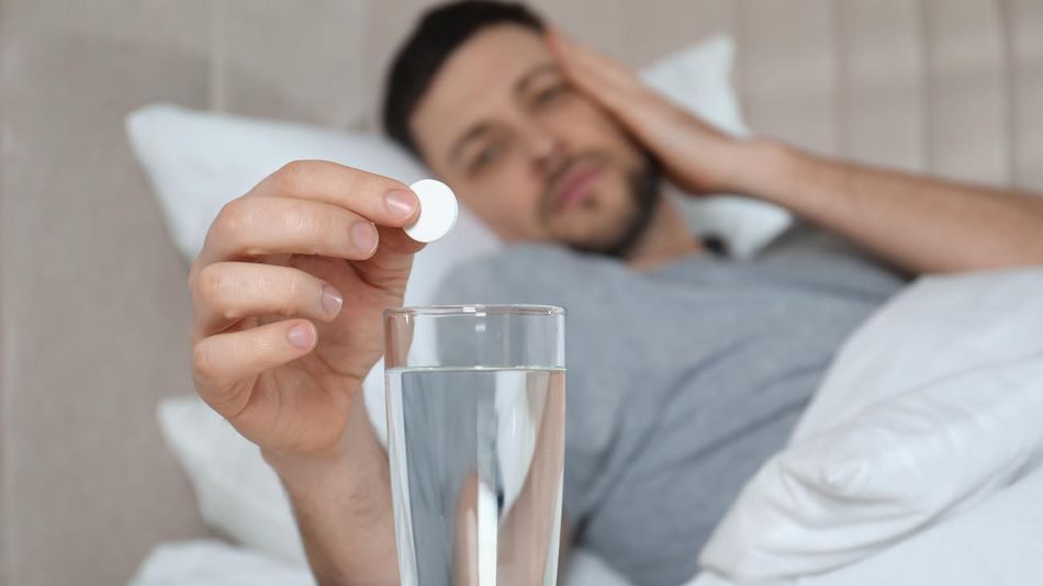 Hombre con resaca pastilla Myrkl que "cura la resaca" 20220707