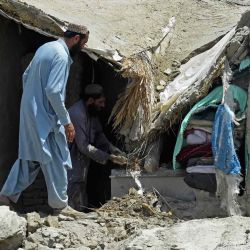 Los residentes afectados por las inundaciones despejan los escombros después de que la presa en el distrito de Pishin de Baluchistán se rompió debido a fuertes lluvias. Banaras Khan /AFP. | Foto:AFP