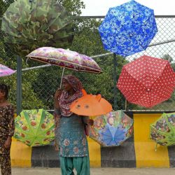 Los vendedores venden paraguas a lo largo de una acera en las afueras de Amritsar. Narinder Nanu / AFP. | Foto:AFP