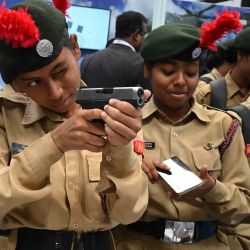 Los cadetes del Cuerpo Nacional de Cadetes (NCC) revisan una pistola en exhibición en una exposición de defensa y tecnología organizada por el comando de Pascua del ejército indio en Kolkata. Dibyangshu Sarkar / AFP. | Foto:AFP