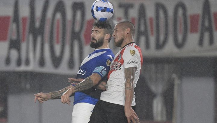Lucas Pratto pelea por la pelota en el aire con Jonatan Maidana en el duelo copero entre River y Vélez en el Monumental. 