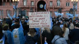 Con antorchas y banderas, cientos de personas asistieron al Banderazo convocado por la oposición