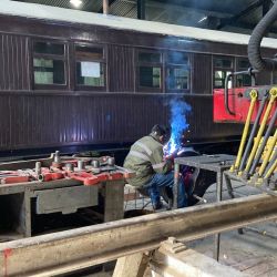 La visita a los talleres de La Trochita en El Maitén es una experiencia inolvidable. Tiene recorridos durante julio.