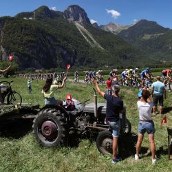 El pelotón de ciclistas pedalea durante la 9ª etapa de la 109ª edición de la carrera ciclista del Tour de Francia, 192,9 km entre Aigle en Suiza y Chatel Les Portes du Soleil en los Alpes franceses. | Foto:THOMAS SAMSON / AFP
