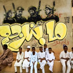 Manifestantes sudaneses participan en una sentada antimilitar, en la festividad de Eid al-Adha, en la capital Jartum. | Foto:ASHRAF SHAZLY / AFP