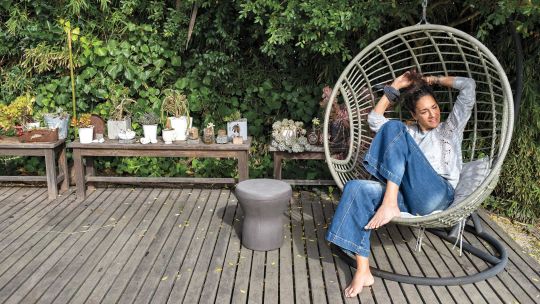 Madera, hormigón y "un alma natural", así es la casa de una de las artistas florales más buscadas