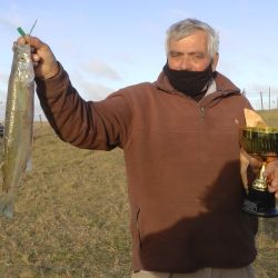 En la laguna La Arenera, la pesca de costa ha sido mejor que embarcados, y la bajante que tiene el espejo provoca que haya mucho más terreno para realizar los lances.