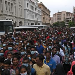 La gente se agolpa para visitar la residencia oficial del presidente de Sri Lanka, Gotabaya Rajapaksa, en Colombo, después de que fuera invadida por manifestantes antigubernamentales. | Foto:ARUN SANKAR / AFP