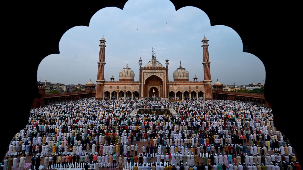 Devotos musulmanes ofrecen sus oraciones del Eid al-Adha en Jama Masjid, en el casco antiguo de Nueva Delhi, la fiesta del sacrificio que marca el final de la peregrinación del Hajj a La Meca y conmemora la disposición del Profeta Abraham a sacrificar a su hijo para mostrar su obediencia a Alá. | Foto:MONEY SHARMA / AFP