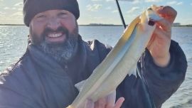 En la laguna La Arenera, la pesca de costa ha sido mejor que embarcados, y la bajante que tiene el espejo provoca que haya mucho más terreno para realizar los lances.