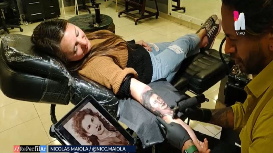 Homenaje: tatúan gratis a familiares de víctimas del coronavirus