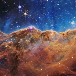 Esta imagen publicada por la NASA, procedente del telescopio espacial James Webb (JWST), muestra un paisaje de "montañas" y "valles" salpicados de estrellas brillantes que es, en realidad, el borde de una región cercana y joven de formación estelar llamada NGC 3324 en la nebulosa de Carina. Capturada en luz infrarroja por el JWST, esta imagen revela por primera vez zonas de nacimiento de estrellas antes invisibles. | Foto:Handout / NASA / AFP