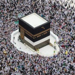 Los fieles realizan el tawaf (circunvalación) de despedida en la ciudad santa saudí de La Meca, marcando el final del Hajj de este año. | Foto:AFP