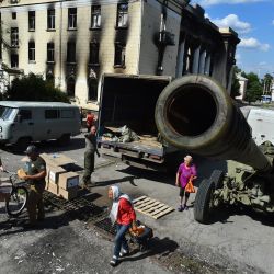 Los residentes reciben ayuda humanitaria rusa en la ciudad de Lisychansk, en medio de la actual acción militar rusa en Ucrania. | Foto:OLGA MALTSEV / AFP