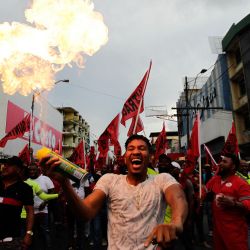 Un manifestante rocía fuego durante una marcha contra el alto costo de los alimentos y la gasolina en Ciudad de Panamá. - A pesar del anuncio del gobierno sobre una solución a las peticiones de la población, miles de personas marcharon contra el aumento de los precios de los productos y la corrupción en Panamá. | Foto:ROGELIO FIGUEROA / AFP