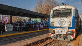 El tren fue recibido por una gran multitud.