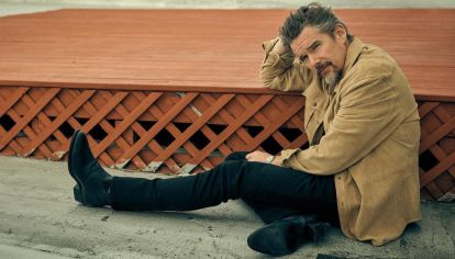 Ethan Hawke protagoniza un romance gay en un western de Pedro Almodóvar: las primeras fotos
