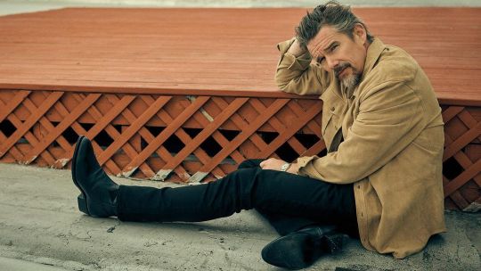 Ethan Hawke protagoniza un romance gay en un western de Pedro Almodóvar: las primeras fotos