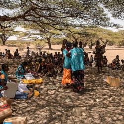 Los aldeanos se reúnen bajo un árbol en la aldea de Purapul, en la zona de Loiyangalani, durante las intervenciones sanitarias apoyadas por World Vision que ayudan a las comunidades a hacer frente a la desnutrición y otros problemas de salud causados por la sequía, en Marsabit, norte de Kenia. | Foto:Simon Maina / AFP