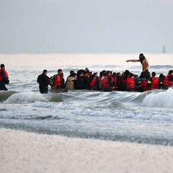 Alrededor de cuarenta inmigrantes, de diversos orígenes, suben a una embarcación neumática antes de intentar cruzar ilegalmente el Canal de la Mancha hacia Gran Bretaña, cerca de la ciudad de Gravelines, en el norte de Francia. | Foto:Denis Charlet / AFP