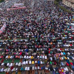 Esta vista aérea muestra a los musulmanes egipcios realizando la oración matutina del Eid Al-Adha frente a la mezquita de al-Sedik en el suburbio del noreste de la capital, El Cairo. | Foto:KHALED DESOUKI / AFP