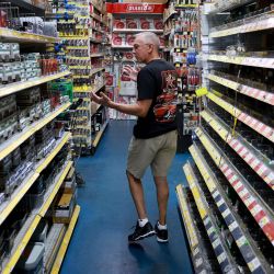 Gerry Arcia compra en la tienda de mejoras para el hogar Shell Lumber and Hardware en Miami, Florida. La Oficina de Estadísticas Laborales informó que el índice de precios al consumidor se disparó al 9,1%, marcando el ritmo más rápido de la inflación desde noviembre de 1981. | Foto:Joe Raedle/Getty Images/AFP