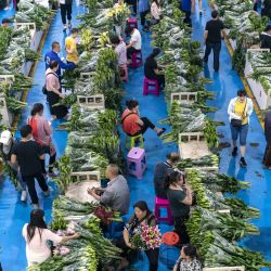 Imagen de personas visitando el Mercado de Flores Dounan de Kunming por la noche, en el suroeste de China. Siendo el mercado de flores frescas cortadas más grande de China en términos de volumen y valor de exportación durante 23 años consecutivos, Dounan se ha convertido en el mayor mercado comercial de flores frescas cortadas en Asia. | Foto:Xinhua/Chen Xinbo