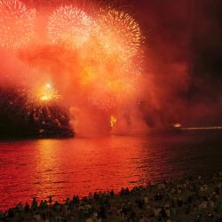 La imagen muestra la explosión de fuegos artificiales sobre la "Baie des anges" en la ciudad costera francesa de Niza, como parte de las celebraciones anuales del Día de la Bastilla en Francia. | Foto:VALERY HACHE / AFP