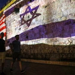 Las banderas de Israel y Estados Unidos se proyectan frente a la muralla de la ciudad vieja de Jerusalén durante la visita del presidente estadounidense. | Foto:AHMAD GHARABLI / AFP