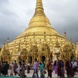 Los devotos budistas se reúnen alrededor de la Pagoda Shwedagon durante el Festival de la Luna Llena de Warso en Yangon. | Foto:STRINGER / AFP