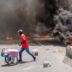 Los haitianos que protestan por los altos precios y la escasez queman neumáticos en una calle de Puerto Príncipe. - El aumento de los precios, la escasez de alimentos y combustible y la violencia desenfrenada de las pandillas están acelerando una brutal espiral descendente en la situación de seguridad en Puerto Príncipe, la capital de Haití. | Foto:Richard Pierrin / AFP