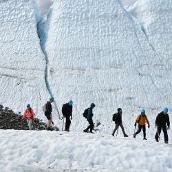 Los visitantes caminan sobre el hielo durante una visita guiada al glaciar Matanuska, un glaciar de valle de 27 millas (43,5kms) de longitud que alimenta el río Matanuska, al noreste de Anchorage, cerca de Palmer, Alaska. | Foto:PATRICK T. FALLON / AFP