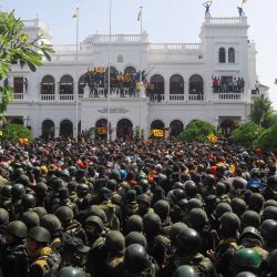 Manifestantes participan en una protesta antigubernamental frente a la oficina del primer ministro de Sri Lanka en Colombo. - Miles de manifestantes antigubernamentales irrumpieron en la oficina del primer ministro de Sri Lanka, Ranil Wickremesinghe, horas después de que fuera nombrado presidente en funciones, según testigos. | Foto:AFP