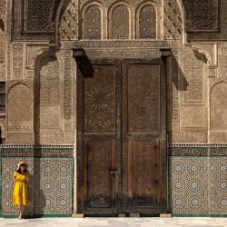 Una mujer visita la madraza de Bou Inania, una escuela teológica construida entre 1350 y 1355 d.C., en la antigua ciudad marroquí de Fez. | Foto:FADEL SENNA / AFP